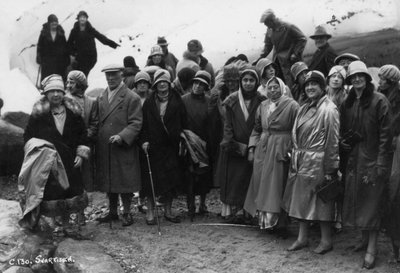 Groep toeristen die Svartisen bezoeken, Noord-Noorwegen, 1929 door Unbekannt