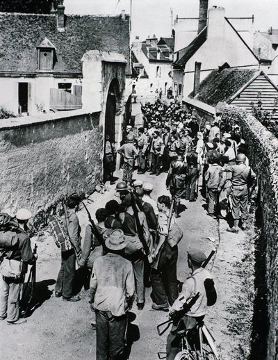 Groepen Franse verzetsstrijders wachten op de verdeling van wapens in een huis, juli 1944 door Unbekannt