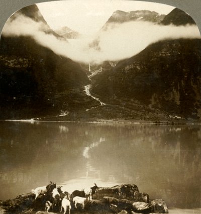 Grytereids gletsjer glinsterend boven drijvende wolken, over het rustige Lake Olden, Noorwegen, ca. 1905 door Unbekannt