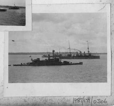 HMS Mersey bij Mafia Island, Tanzaniaanse Zanzibar Archipel door Unbekannt