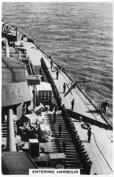 HMS Nelson komt de haven van Portsmouth binnen, 1937 door Unbekannt