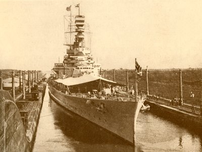 H.M.S. Renown door het Panamakanaal met de hertog en hertogin van York aan boord, ca. 1930 door Unbekannt