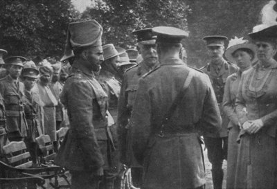 Koning George V Spreekt Met Sir Walter Lawrence en Mir Dast, V.C., 25 augustus 1915 door Unbekannt