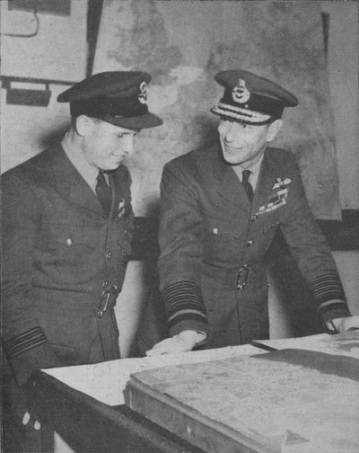 Zijne Majesteit de Koning leert details van de R.A.F. aanval op de Ruhrdammen op 17 mei 1943, 1943-44 door Unbekannt