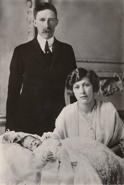 H.K.H. Prinses Mary & Burggraaf Lascelles met hun zoon, George Henry Hubert Lascelles, 1923 door Unbekannt