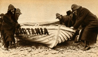 Het ophalen van een van de boten van de Lusitania, Ierland, mei 1915, 1933 door Unbekannt