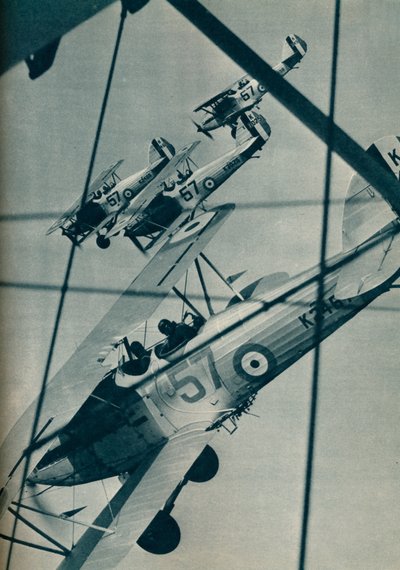 Hawker Hart dubbeldekkers vliegen in formatie, ca. 1936-1937 door Unbekannt
