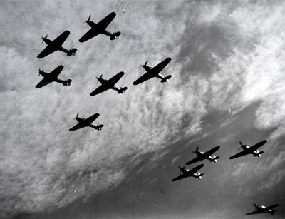 Hawker Hurricanes vliegen in formatie, Slag om Engeland, Tweede Wereldoorlog, 1940 door Unbekannt