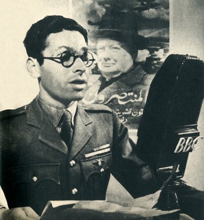 Hij leest het nieuws in Marokkaans Arabisch. Een lid van het Vrije Franse Leger, 1942 door Unbekannt
