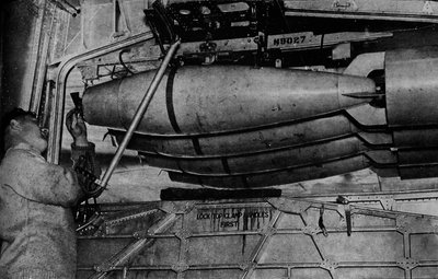 Zware bommen in de rekken van een RAF Short Sunderland vliegende boot, c1940 1943 door Unbekannt
