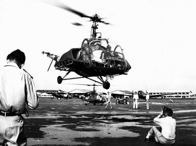Helikopterlanding op Tan Son Nhut Luchtmachtbasis, Saigon, Vietnam, 1953 door Unbekannt