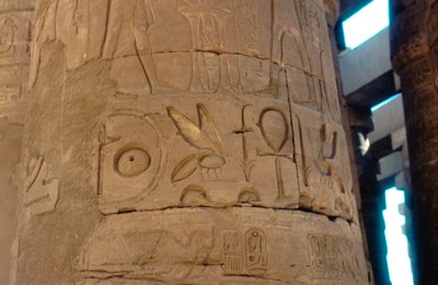 Hiërogliefen gegraveerd op een zuil in de Tempel van Karnak, Egypte, ca. 14e-13e eeuw v.Chr. door Unbekannt