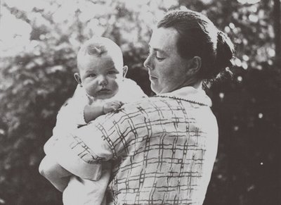 Hilde Mangold met haar baby, 1924 door Unbekannt