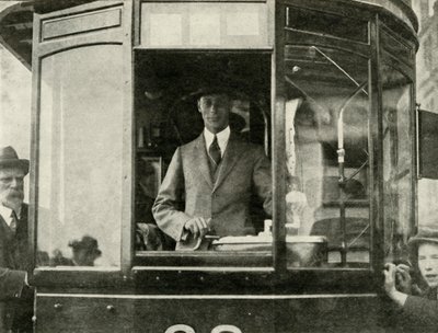 Zijne Majesteit bestuurt een tram door de straten van Glasgow, 1924, 1937 door Unbekannt