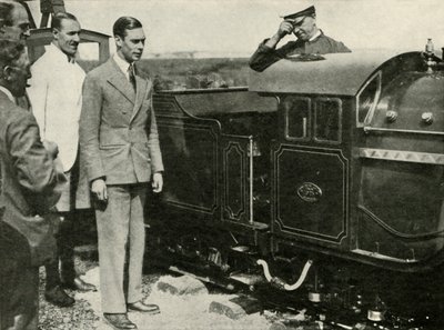 Zijne Majesteit inspecteert de miniatuurspoorweg in New Romney, Kent, 1926, 1937 door Unbekannt