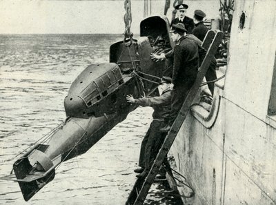 Het hijsen van een door een man bemande torpedo aan boord van een schip, Tweede Wereldoorlog, 1945 door Unbekannt