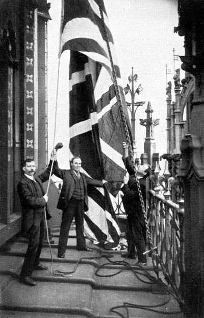 Het hijsen van de Union Jack, Houses of Parliament, Westminster, ca. 1905 door Unbekannt