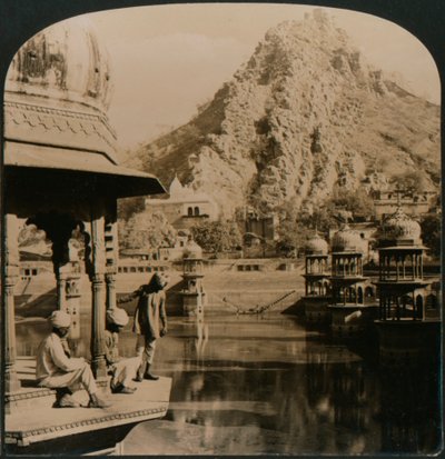 Heilige tank van Alwar, omgeven door paleizen en heiligdommen, een scène van ongeëvenaarde schoonheid, India, 1907 door Unbekannt
