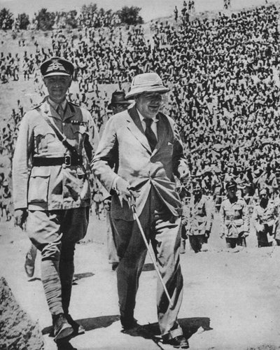 Thuis via de slagvelden - Mr. Churchill in het oude Romeinse amfitheater in Carthago, 1943-44 door Unbekannt