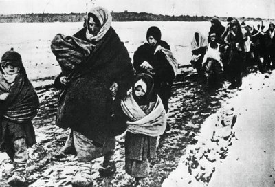 Dakloze vluchtelingenvrouwen en kinderen, Rusland, 1941 door Unbekannt