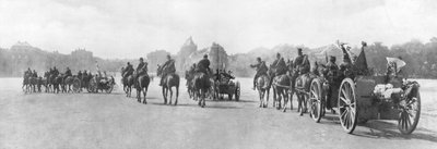 Paardgetrokken artillerie passeert het Paleis van Versailles, Frankrijk, augustus 1914 door Unbekannt