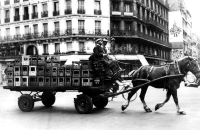 Paard-en-wagen met kratten drank, door Duitsers bezet Parijs, juli 1940 door Unbekannt