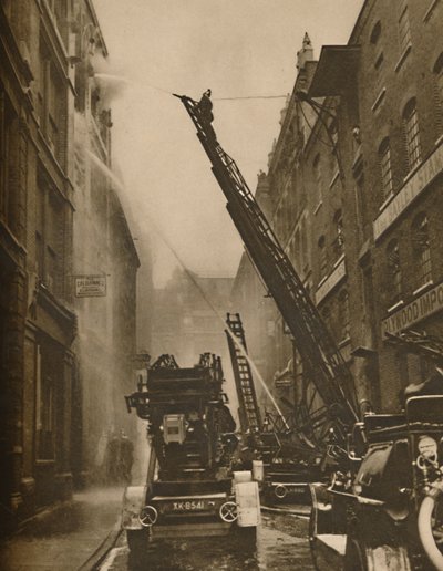 Hoe de Londense brandweer zijn vijand te lijf gaat, ca. 1935 door Unbekannt