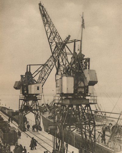 Grote mobiele kranen bij Tilbury laden de vracht uit het ruim van een schip door Unbekannt
