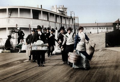 Immigranten naar de VS landen op Ellis Island, New York, ca. 1900 door Unbekannt