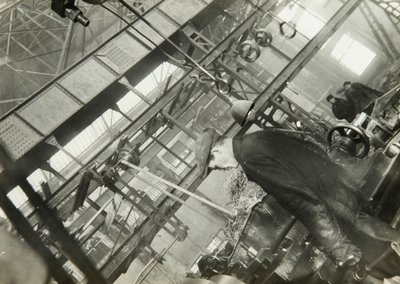 In een machinefabriek, USSR door Unbekannt