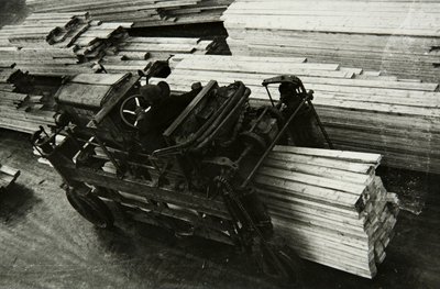 In een houtbewerkingsfabriek, Rusland, 1950s door Unbekannt