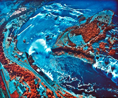 Infraroodfoto van de Niagara-watervallen genomen vanuit NASA Earth Survey 2-vliegtuig door Unbekannt