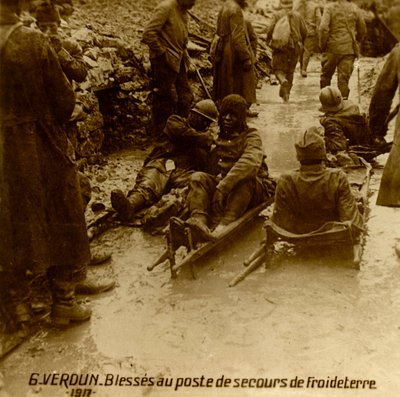 Gewonde soldaten bij de eerstehulppost, Froideterre, Verdun, Noord-Frankrijk, 1917 door Unbekannt