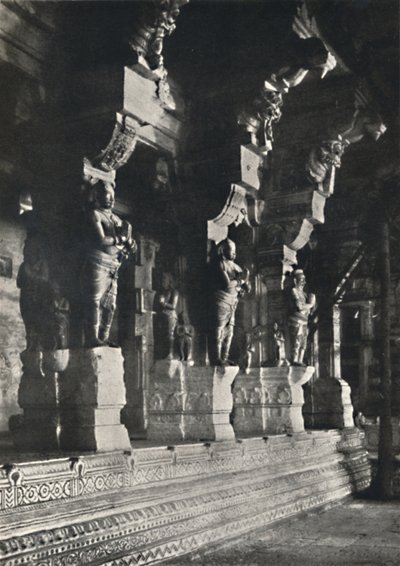 Binnenkant van een Hindoe-tempel, Ceylon, 1926 door Unbekannt