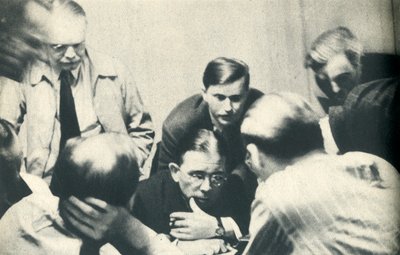 Binnen in een Duits interneringskamp. Amerikanen luisteren naar Londen, 1942 door Unbekannt