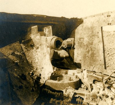 Interieur van een tank die is opengescheurd, ca. 1914-ca. 1918 door Unbekannt