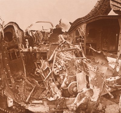 Interieur van een tank die is opengescheurd, c1914-c1918 door Unbekannt