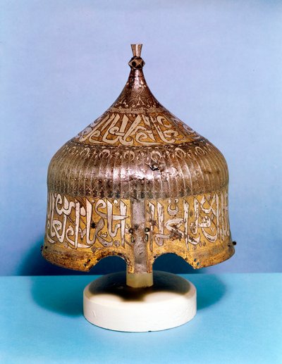 IJzeren helm met kalligrafische zilveren damasceringdecoratie, Turks Mamluk, 15e eeuw door Unbekannt