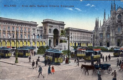 Italië, Milaan: trams op de Piazza del Duomo en Arc de Triomphe tussen de galerij Victor Emmanuel - Ansichtkaart eind 19e-20e eeuw door Unbekannt