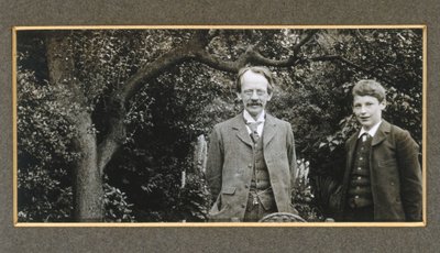 J J Thomson met zijn zoon, George, circa 1909 door Unbekannt