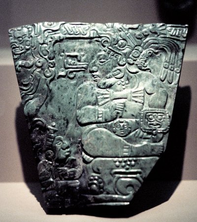 Jade plaquette met een zittende Maya-koning door Unbekannt