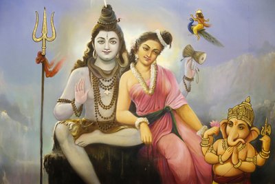 Jalaram Prathna hindoe tempel, Leicester. Fresco met Shiva, Parvati en Ganesh. Verenigd Koninkrijk door Unbekannt