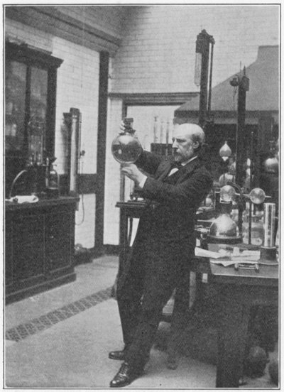 James Dewar, Schotse chemicus en natuurkundige in zijn laboratorium, ca. 1890 door Unbekannt