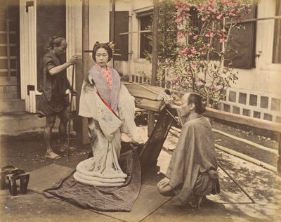 [Japanse vrouw in traditionele kleding poseert met twee mannen], 1870s door Unbekannt