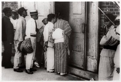 Japanse menigte kijkt in de Zeppelin-hangar, Kasumigaura, Japan, 1929 1933 door Unbekannt