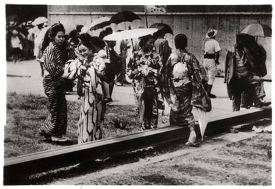 Japanse vrouwen bij de Zeppelin-hangar, Kasumigaura, Japan door Unbekannt