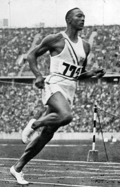 Jesse Owens aan het einde van de 100m op de Olympische Spelen van Berlijn, 1936 door Unbekannt