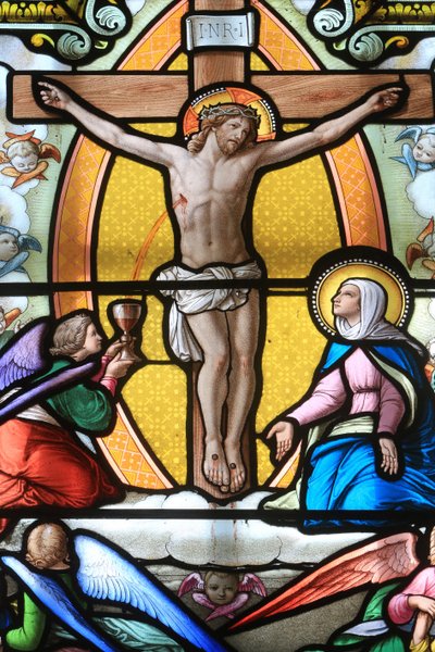 Jezus Christus aan het kruis. Glas-in-loodraam. Heiligdom van Onze-Lieve-Vrouw van La Salette, La Salette-Fallavaux, Frankrijk door Unbekannt