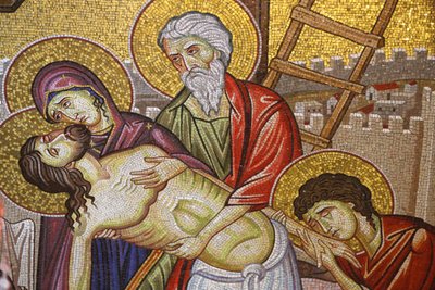 Jezus van het kruis gehaald, detail van mozaïekkunst die de begrafenis van Jezus Christus afbeeldt, Heilig Grafkerk, Jeruzalem, Israël door Unbekannt