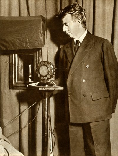 John Logie Baird kijkt naar het eerste toneelstuk dat op televisie wordt uitgezonden, 14 juli 1930, 1935 door Unbekannt